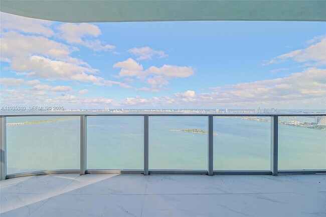 Building Photo - 700 NE 24th St