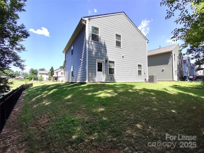 Building Photo - 7135 Thornrose Dr