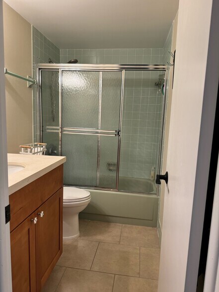 Building Photo - 236 Castlewood Dr
