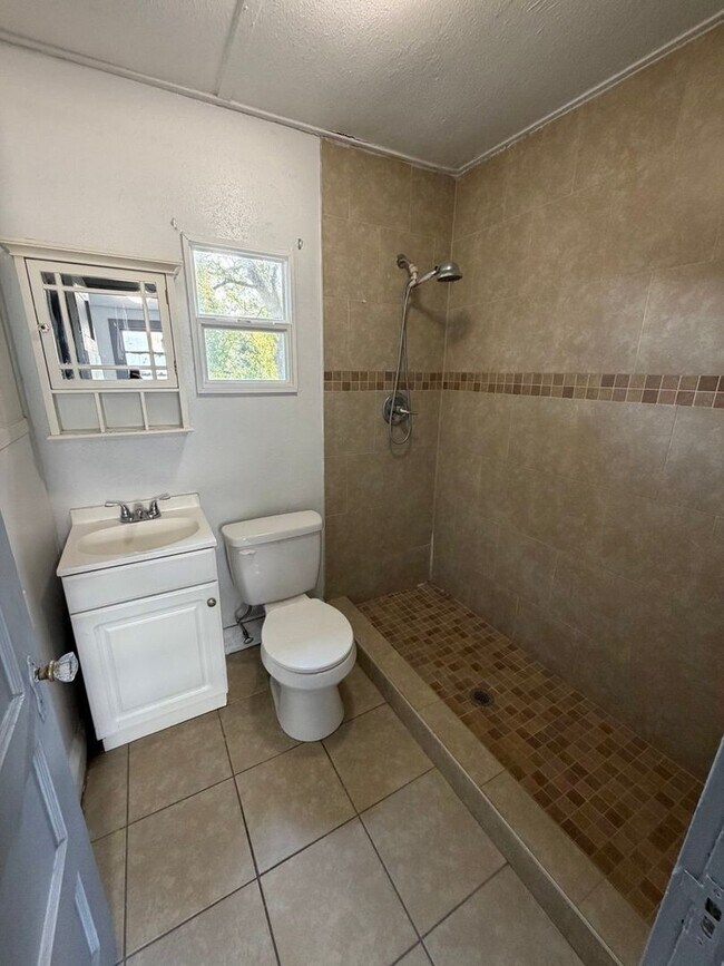 Building Photo - Orange St