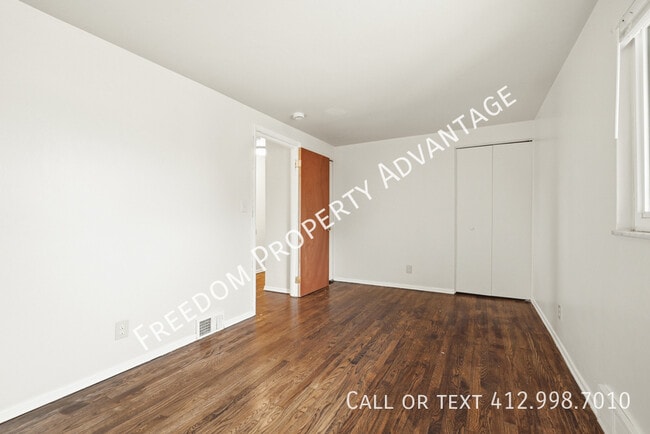 Building Photo - 2540 Park Hill Dr