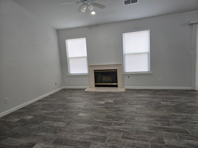 Building Photo - 664 W Cinnamon Ave