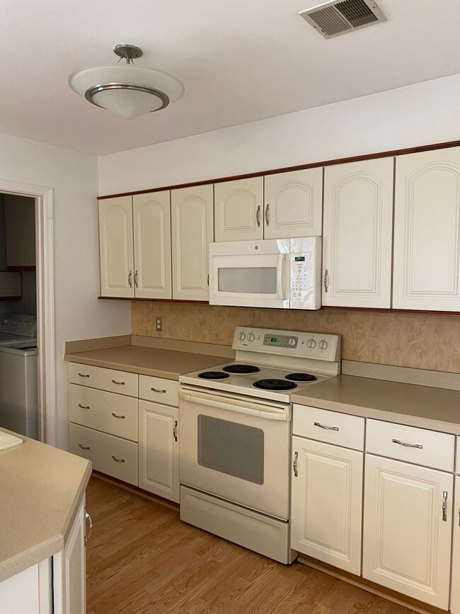 Building Photo - Great ‘Seven Oaks’ Condo