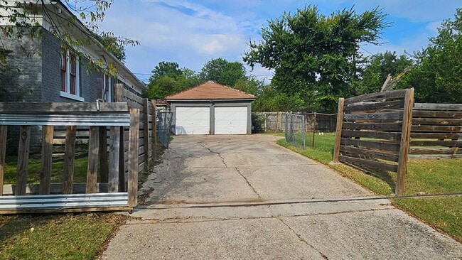 Building Photo - Duplex in the heart of historic NW OKC!