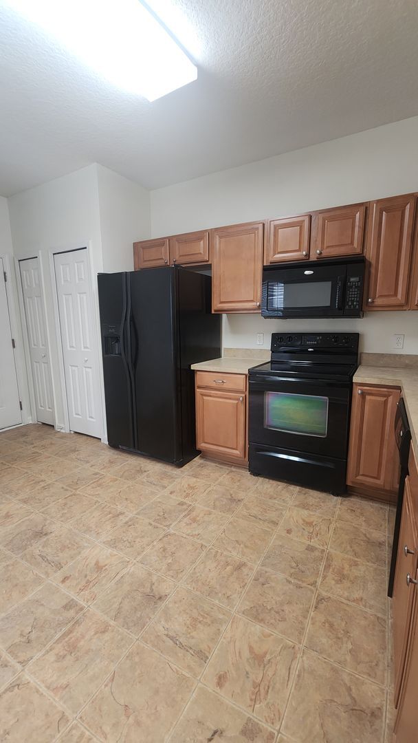 Building Photo - Lovely Move in Ready Home