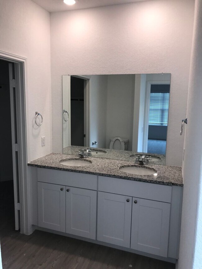 Building Photo - 750 Haas Wy