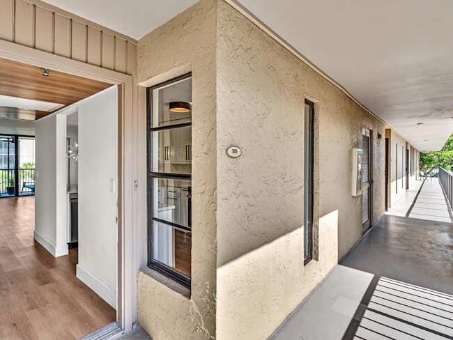 Building Photo - 21 Royal Palm Way