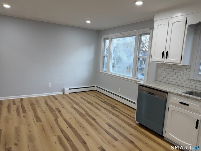 Building Photo - 305 Wiklund Ave