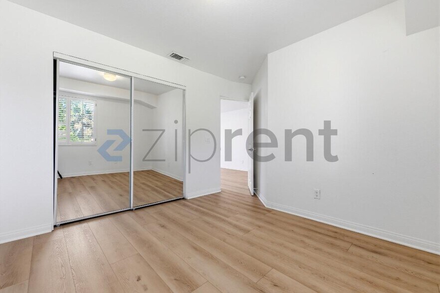 Building Photo - 6863 De Grazia Rd
