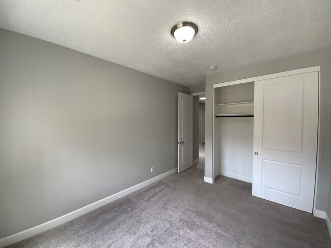 Building Photo - 3 Bedroom & An Office Luxury Home Availabl...