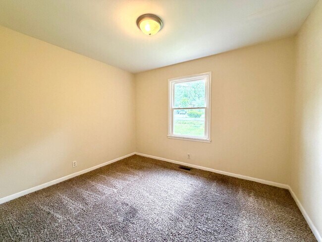 Building Photo - 221 Mills Dr
