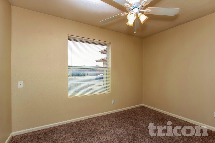 Building Photo - 6926 W Cameron Dr