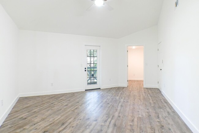 Building Photo - Beautifully renovated 3-bedroom, 2-bathroo...