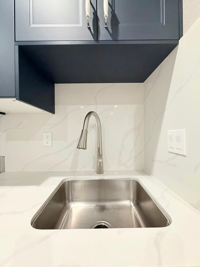 Building Photo - 1622 Altamont Cir