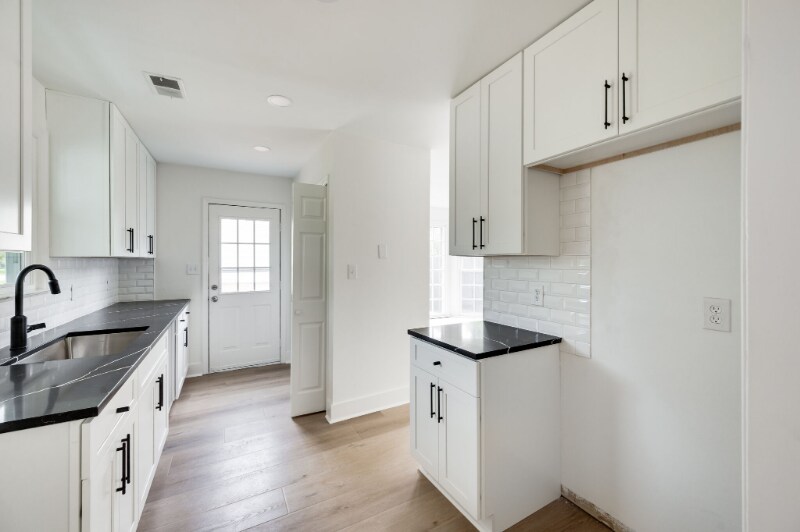 Building Photo - 520 Riverview Dr