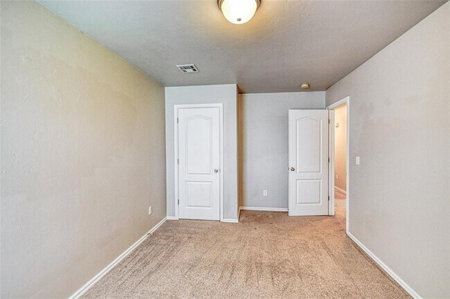 Building Photo - 4801 SE 77th St