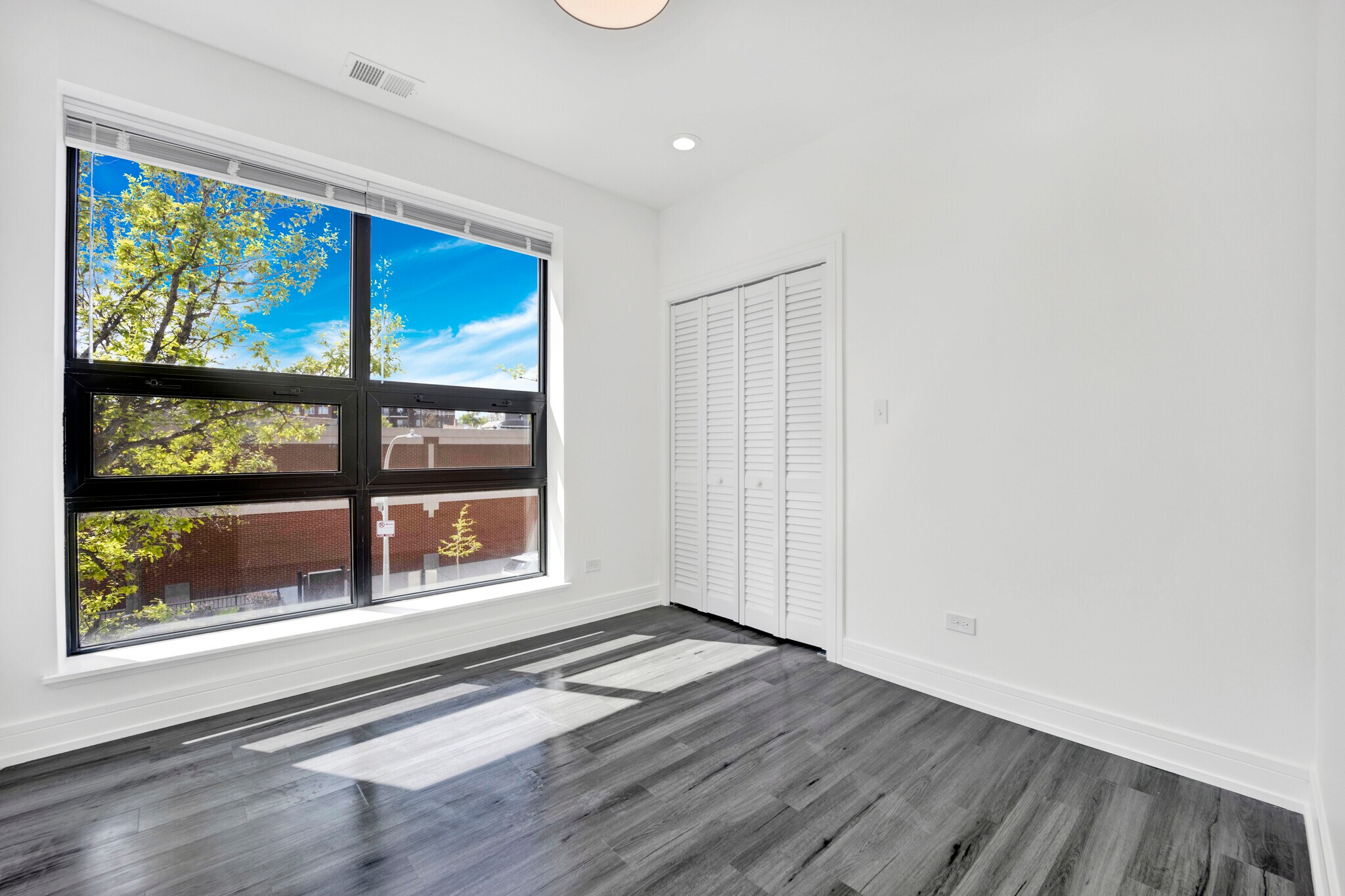 Building Photo - 4350 W Lawrence Ave