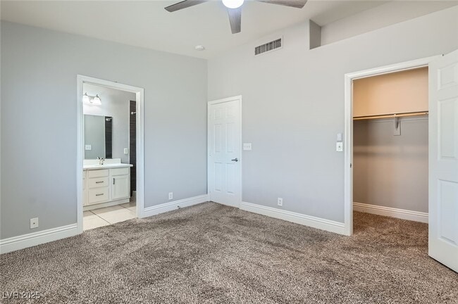 Building Photo - 924 Clubview Dr