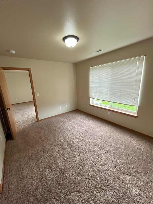 lower level bedroom - 1480 Palisades Dr