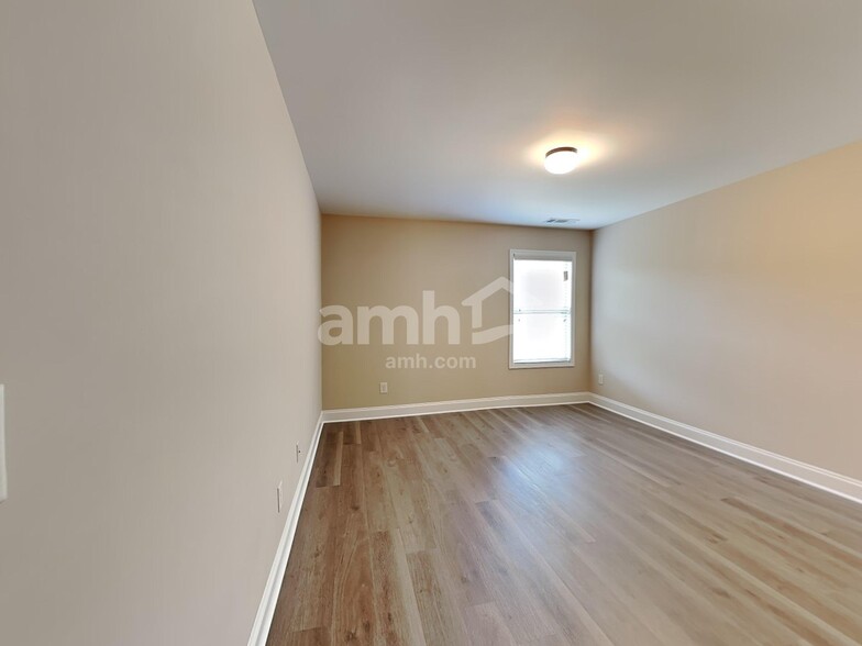 Building Photo - 554 Strawberry Walk