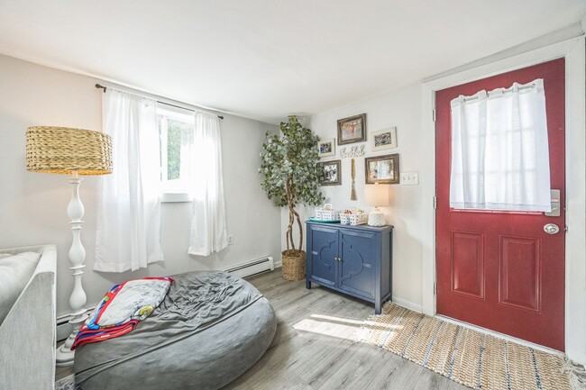 Building Photo - Cozy 2-Bedroom, 1 Bath Apartment in Plymou...