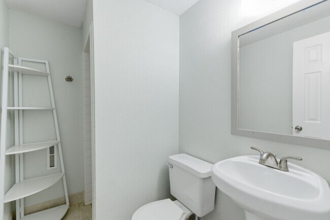 Building Photo - 1415 Holmes Dr