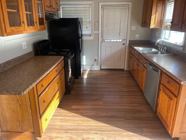 Building Photo - 4 Bedroom House