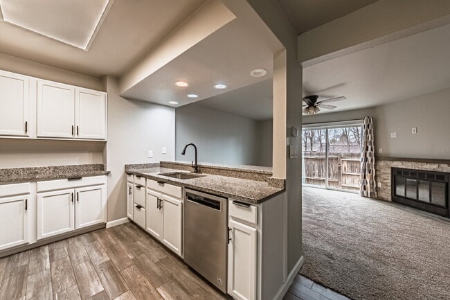 Building Photo - Beautiful Townhome with 3bedrooms and 3 bathrooms, and 1 car garage for rent.