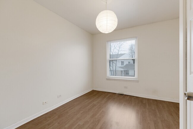 Building Photo - 817 Pahl Rd