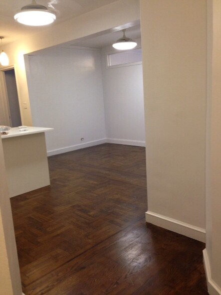 FOYER - 208 E 28th St