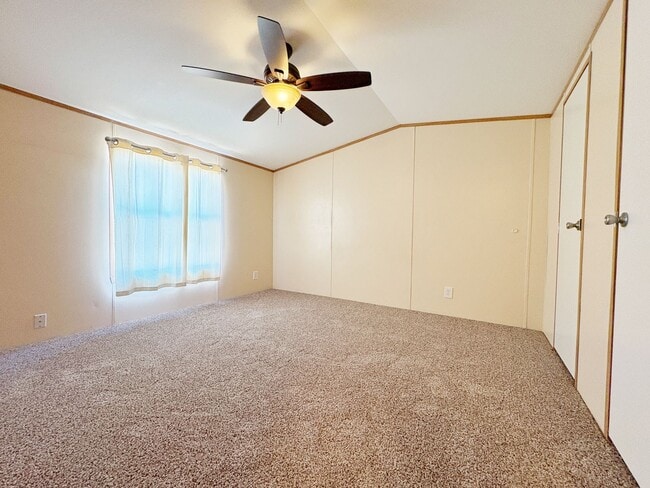 Building Photo - Very Cute 2/2 With Lake Access and Ammenities