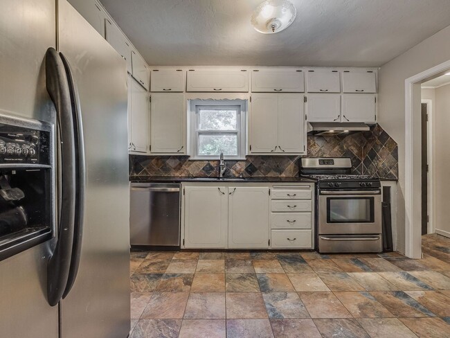 Building Photo - Super cute 3 bedroom bungalow