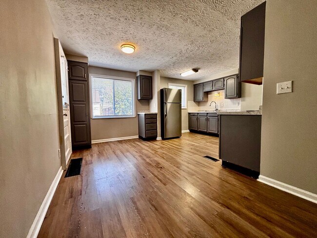 Building Photo - Spacious 3 bedroom 1.5 bath townhome with ...