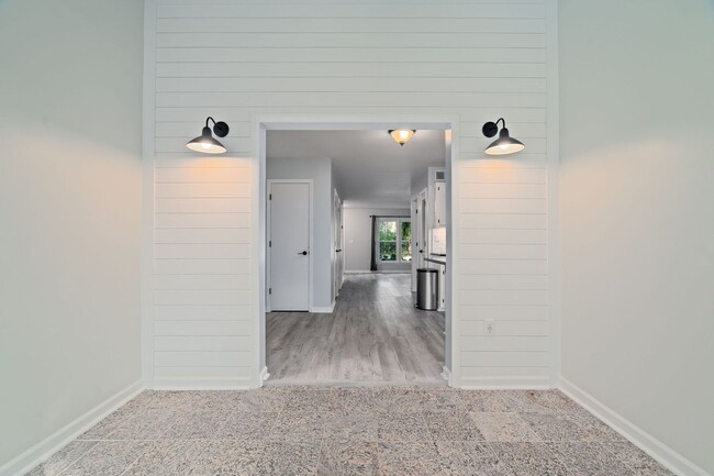 Building Photo - Modern Comfort on James Island!