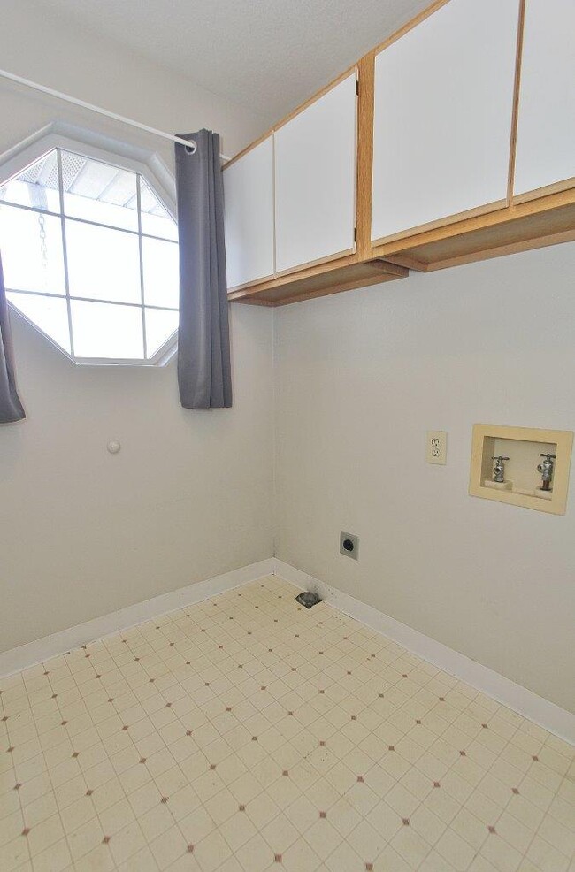 Building Photo - 1563 Sunset Dr