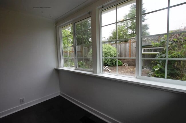 Building Photo - Lovely Craftsman Style Home Ballard !