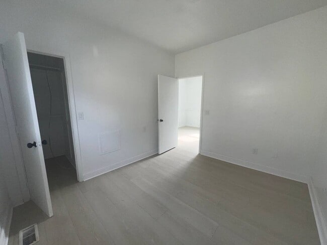 Building Photo - 121 Monroe St