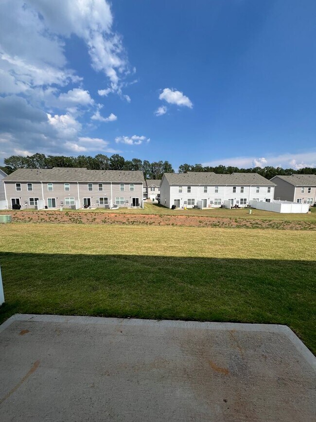 Building Photo - 3 Bed 2.5 Bath with an Office/  Flex Room
