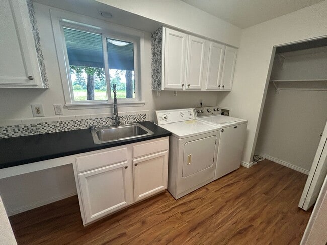 Building Photo - ~5 bedroom in a Picturesque Country Setting~