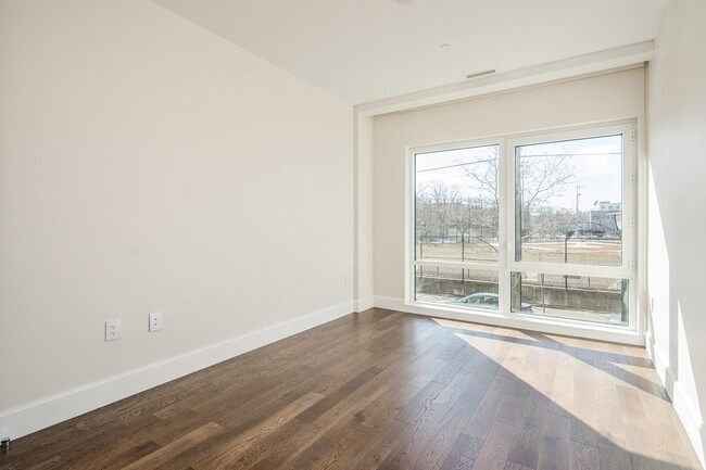 Building Photo - 372 9th St