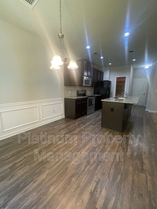 Building Photo - 7350 Silk Tree Pointe
