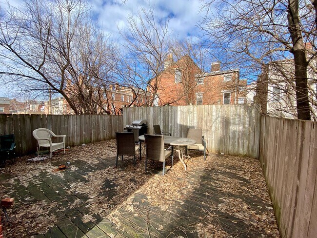 Building Photo - 7 bedroom/ 3bath Mins. from UC + Med Campu...