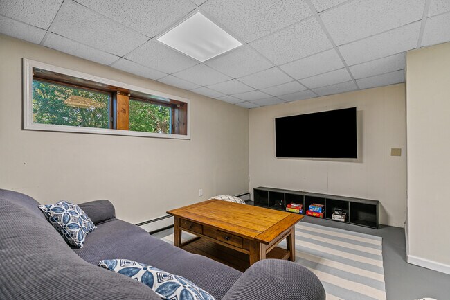 Building Photo - 46 Steamboat St