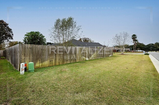 Building Photo - Gorgeous 3 Bed 2 Bath Brick Cottage on Corner Lot