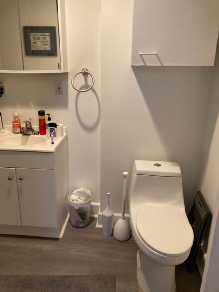 Building Photo - 370 S Negley Ave