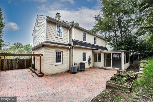 Building Photo - 6014 Fort Hunt Rd