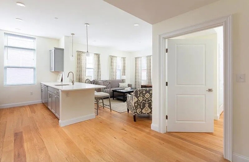 Building Photo - 170 W Broadway