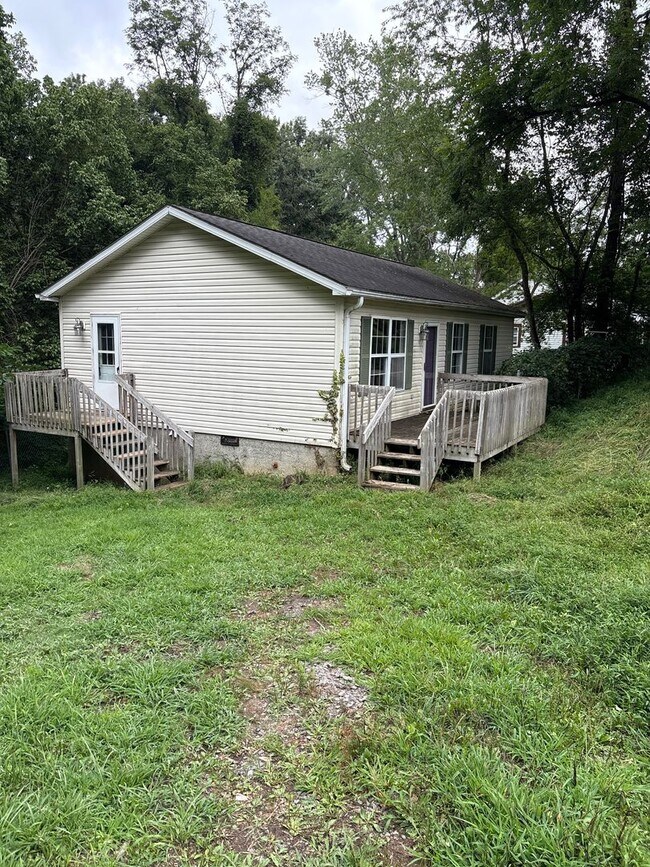 Building Photo - Newly Remodeled 3 Bedroom in East Asheville