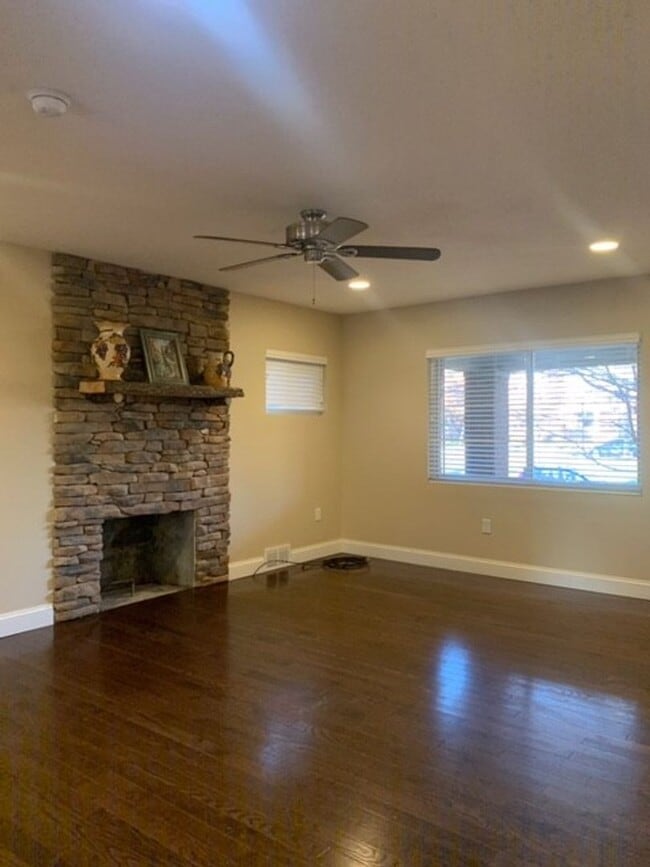 Building Photo - Absolutely Stunning Single Family in Bloomfield!