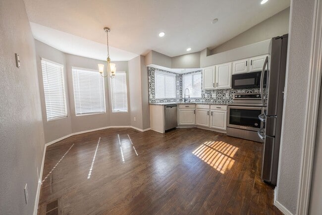 Building Photo - Stunning 4-bedroom, 3-bathroom home near Ft Carson!